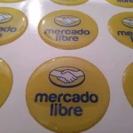 Dome adhesivo de resina epóxica circular personalizado con logo — PinsPro Chile