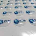 Dome adhesivo de resina epóxica circular personalizado con logo — PinsPro Chile