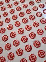 Dome adhesivo de resina epóxica circular personalizado con logo — PinsPro Chile