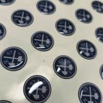 Dome adhesivo de resina circular personalizado con logo — PinsPro Chile