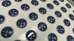 Dome adhesivo de resina epóxica circular personalizado con logo — PinsPro Chile