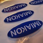 Dome adhesivo de resina ovalado personalizado con logo — PinsPro Chile