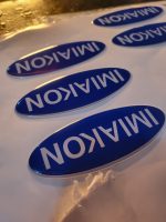 Dome adhesivo de resina epóxica ovalado personalizado con logo — PinsPro Chile
