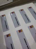 Dome adhesivo de resina epóxica rectangular personalizado con logo — PinsPro Chile