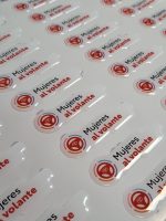 Dome adhesivo de resina epóxica rectangular personalizado con logo — PinsPro Chile