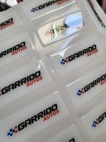 Dome adhesivo de resina epóxica rectangular personalizado con logo — PinsPro Chile