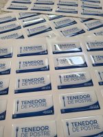 Dome adhesivo de resina epóxica rectangular personalizado con logo — PinsPro Chile
