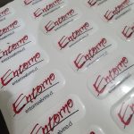 Dome adhesivo de resina rectangular personalizado con logo — PinsPro Chile