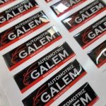 Dome adhesivo de resina rectangular personalizado con logo — PinsPro Chile