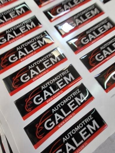Dome adhesivo de resina epóxica rectangular personalizado con logo — PinsPro Chile