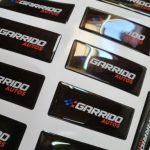 Dome adhesivo de resina rectangular personalizado con logo — PinsPro Chile