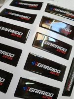 Dome adhesivo de resina epóxica rectangular personalizado con logo — PinsPro Chile