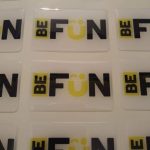 Dome adhesivo de resina epóxica rectangular personalizado con logo — PinsPro Chile