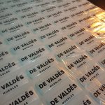 Dome adhesivo de resina rectangular personalizado con logo — PinsPro Chile
