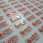 Dome adhesivo de resina rectangular personalizado con logo — PinsPro Chile