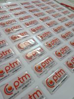 Dome adhesivo de resina epóxica rectangular personalizado con logo — PinsPro Chile