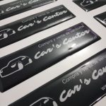 Dome adhesivo de resina rectangular personalizado con logo — PinsPro Chile