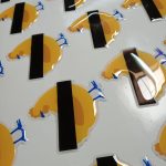 Dome adhesivo de resina rectangular personalizado con logo — PinsPro Chile