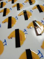 Dome adhesivo de resina epóxica rectangular personalizado con logo — PinsPro Chile