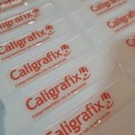Dome adhesivo de resina rectangular personalizado con logo — PinsPro Chile