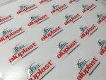 Dome adhesivo de resina epóxica rectangular personalizado con logo — PinsPro Chile