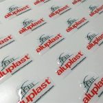 Dome adhesivo de resina rectangular personalizado con logo — PinsPro Chile