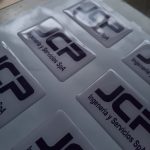 Dome adhesivo de resina rectangular personalizado con logo — PinsPro Chile