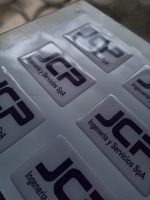 Dome adhesivo de resina epóxica rectangular personalizado con logo — PinsPro Chile