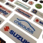 Dome adhesivo de resina rectangular personalizado con logo — PinsPro Chile