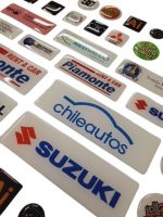 Dome adhesivo de resina epóxica rectangular personalizado con logo — PinsPro Chile