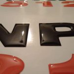 Dome adhesivo de resina epóxica troquelado a la forma del logo — PinsPro Chile