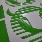Dome para vehículo troquelado personalizado con logo — PinsPro Chile