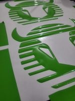 Dome adhesivo de resina epóxica troquelado a la forma del logo — PinsPro Chile