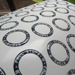 Dome adhesivo de resina troquelado personalizado con logo — PinsPro Chile