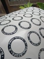 Dome adhesivo de resina epóxica troquelado a la forma del logo — PinsPro Chile