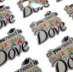 Dome adhesivo de resina epóxica troquelado a la forma del logo — PinsPro Chile