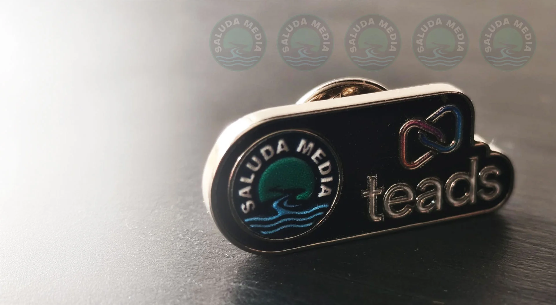 Pin metálico personalizado con logo corporativo — PinsPro Chile