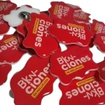 Pin con base acrílica troquelado a la forma del logo — PinsPro Chile