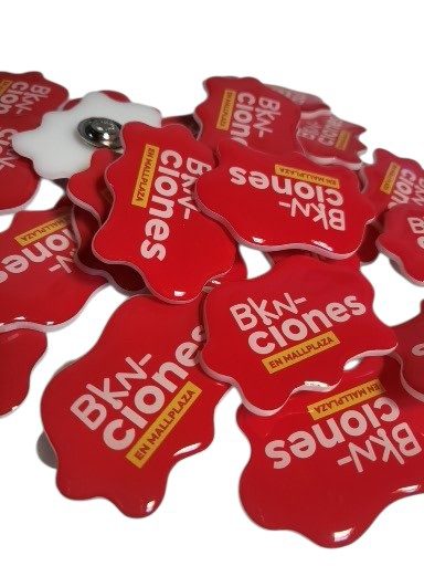 Pin con base acrílica troquelado a la forma del logo — PinsPro Chile