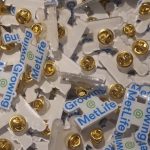 Pin con base acrílica troquelado personalizado con logo — PinsPro Chile