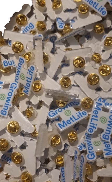 Pin con base acrílica troquelado a la forma del logo — PinsPro Chile