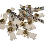 Pin con base acrílica troquelado personalizado con logo — PinsPro Chile