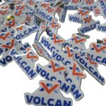 Pin con base acrílica troquelado personalizado con logo — PinsPro Chile