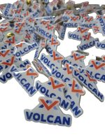 Pin con base acrílica troquelado a la forma del logo — PinsPro Chile