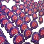Pin con base acrílica troquelado personalizado con logo — PinsPro Chile