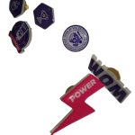 Pin con base acrílica troquelado personalizado con logo — PinsPro Chile