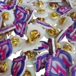 Pin con base acrílica troquelado personalizado con logo — PinsPro Chile