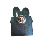 Pin metálico esmaltado personalizado con el logo de la empresa — PinsPro Chile