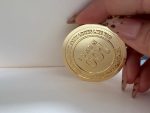 Pin metálico esmaltado personalizado con el logo de la empresa — PinsPro Chile