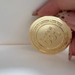 Pin metálico esmaltado circular personalizado con logo — PinsPro Chile